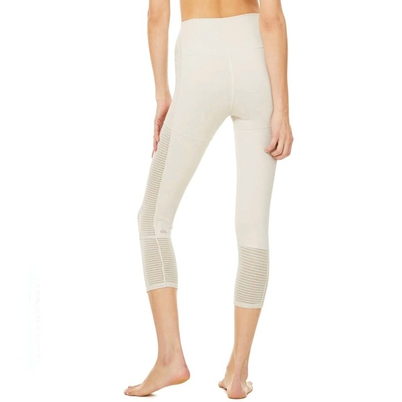 Alo Yoga Off The Grid Capri Color Bone Size Small - Picture 12 of 14